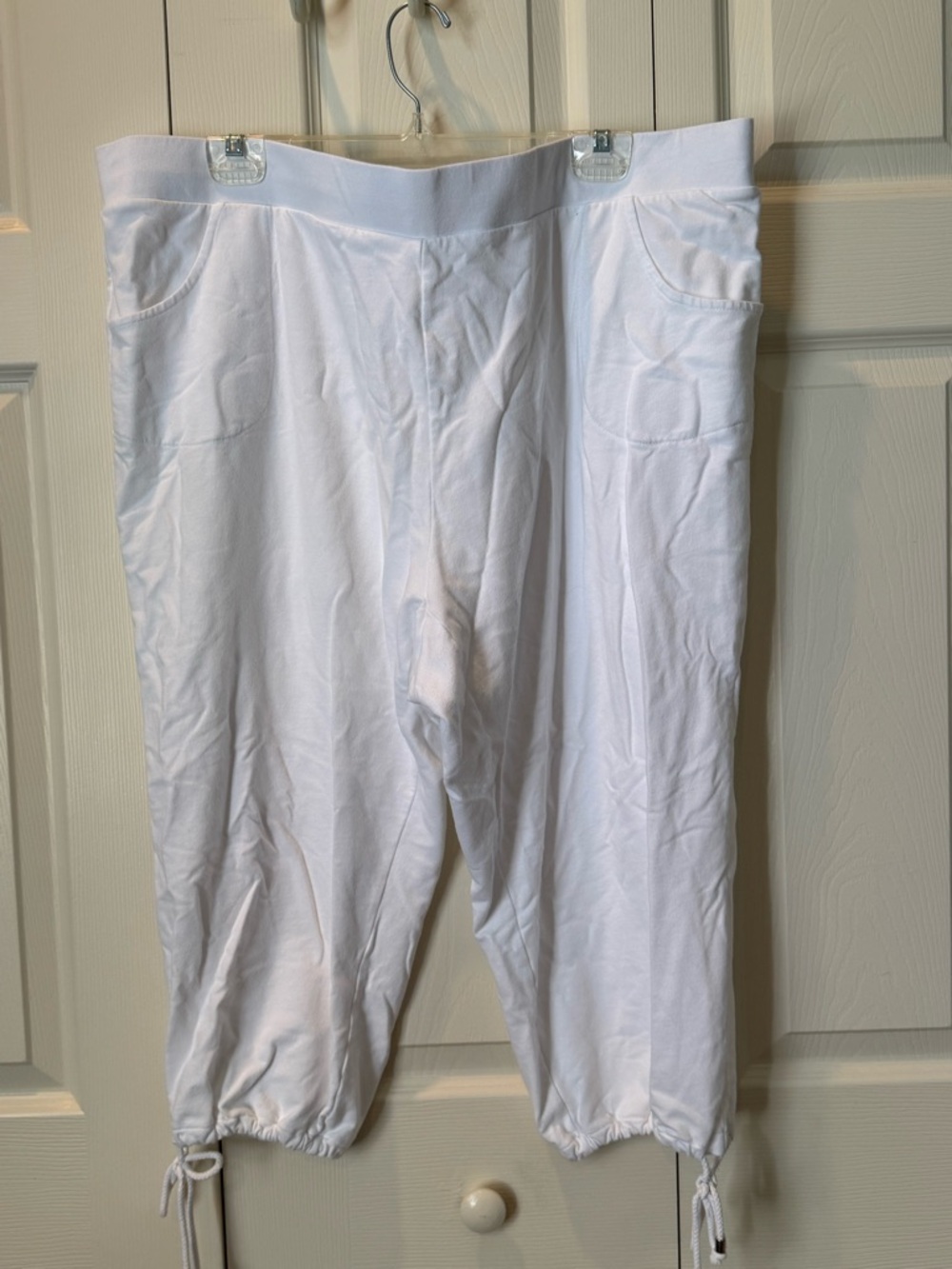 # Belle by Kim Gravel 2XP White Capri Pants